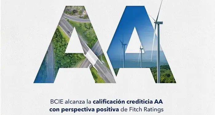Gráfico corporativo con las letras AA que muestran imágenes de carreteras y aerogeneradores, anunciando la calificación crediticia de BCIE por Fitch Ratings.