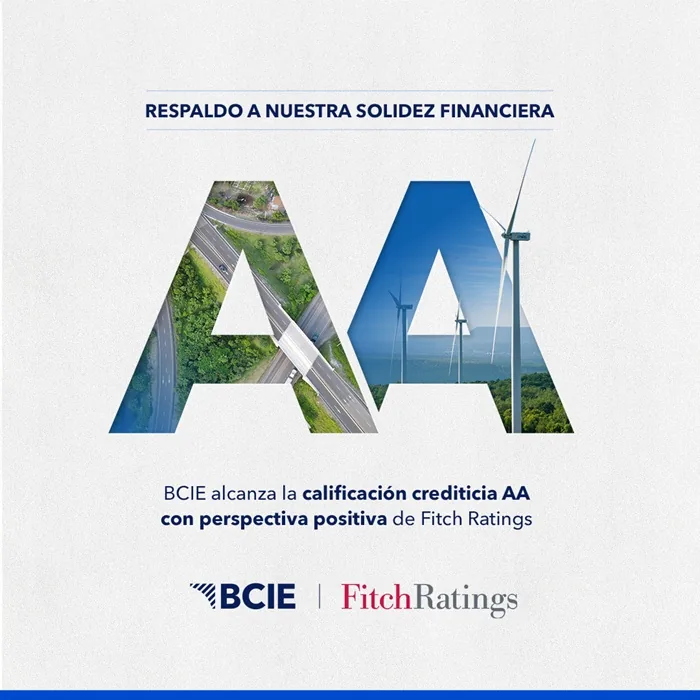 Gráfico corporativo con las letras AA que muestran imágenes de carreteras y aerogeneradores, anunciando la calificación crediticia de BCIE por Fitch Ratings.