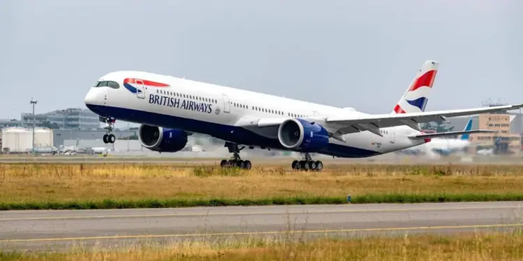 Avión comercial de British Airways iniciando el despegue sobre la pista de un aeropuerto.