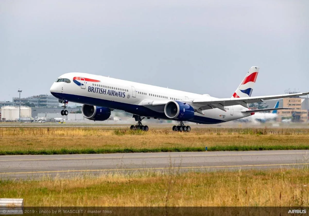 Avión comercial de British Airways iniciando el despegue sobre la pista de un aeropuerto.