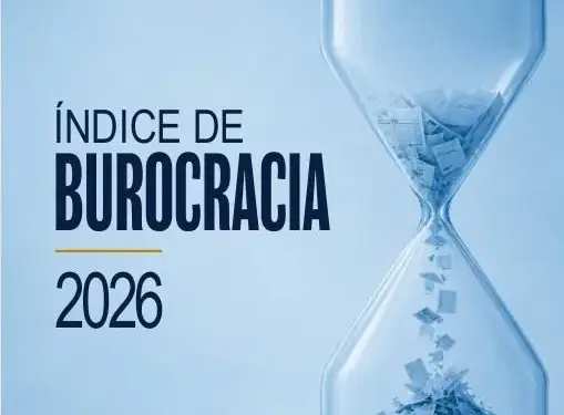 Reloj de arena lleno de papeles y el texto Índice de Burocracia 2026 sobre un fondo azul.