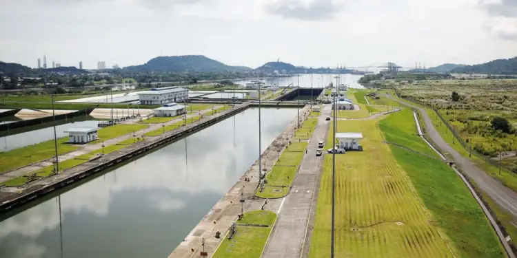 Vista aérea de un sistema de esclusas y un canal de navegación con áreas verdes y edificios administrativos.