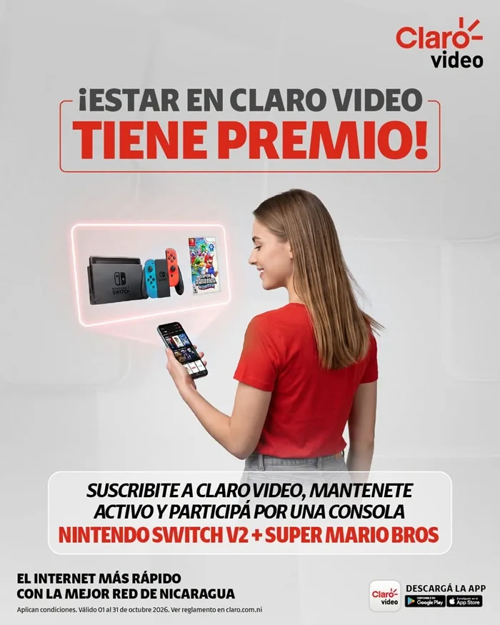 Mujer usando un teléfono inteligente junto a un cartel publicitario de Clarovideo y una consola de videojuegos.