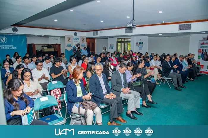 Audiencia sentada en un auditorio durante un evento profesional de negocios y finanzas.