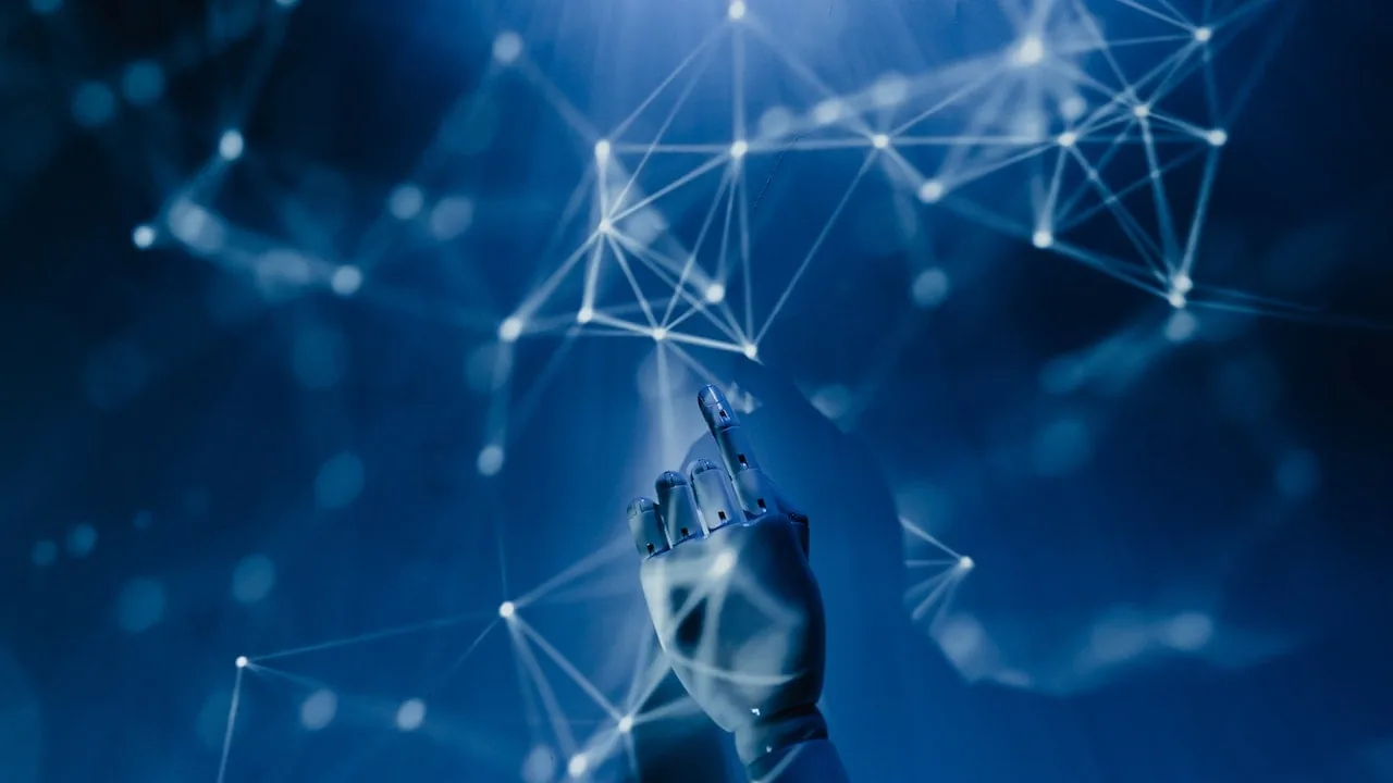 Mano robótica tocando una red de conexiones digitales luminosas sobre fondo azul
