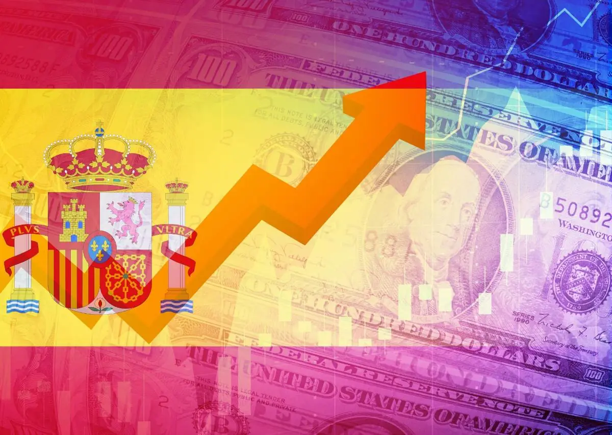 Bandera de España superpuesta con billetes de dólar y una flecha naranja ascendente que indica crecimiento financiero.
