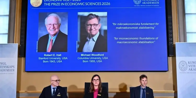 Presentación del Premio de Ciencias Económicas 2026 con imágenes de los galardonados y panel de expertos en una conferencia.
