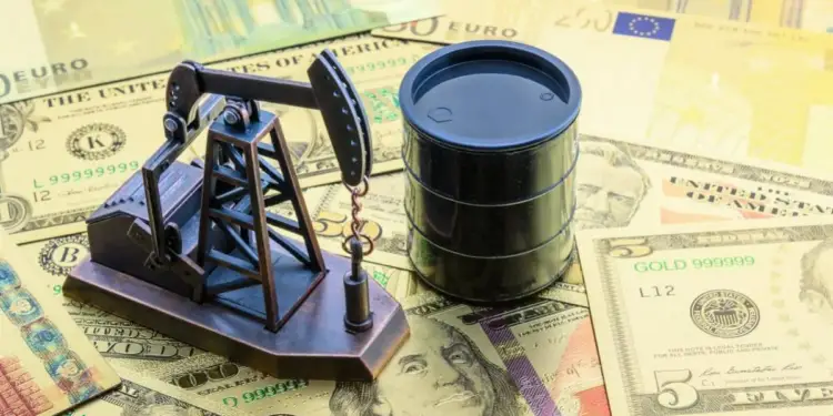 Una bomba de petróleo en miniatura y un barril de crudo sobre billetes de dólar y euro, simbolizando la economía energética global.