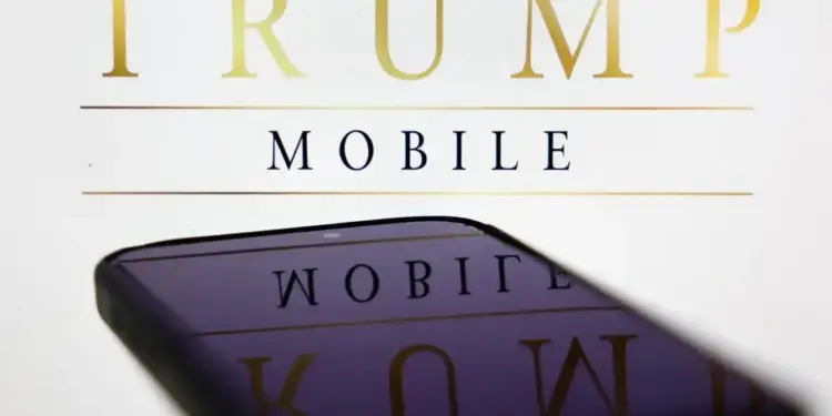 Logotipo de Trump Mobile y reflejo en la pantalla de un smartphone negro sobre fondo blanco.