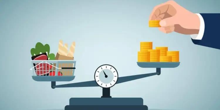 Una balanza compara el costo de la compra de alimentos con pilas de monedas de oro, representando el equilibrio entre gastos y ahorros.