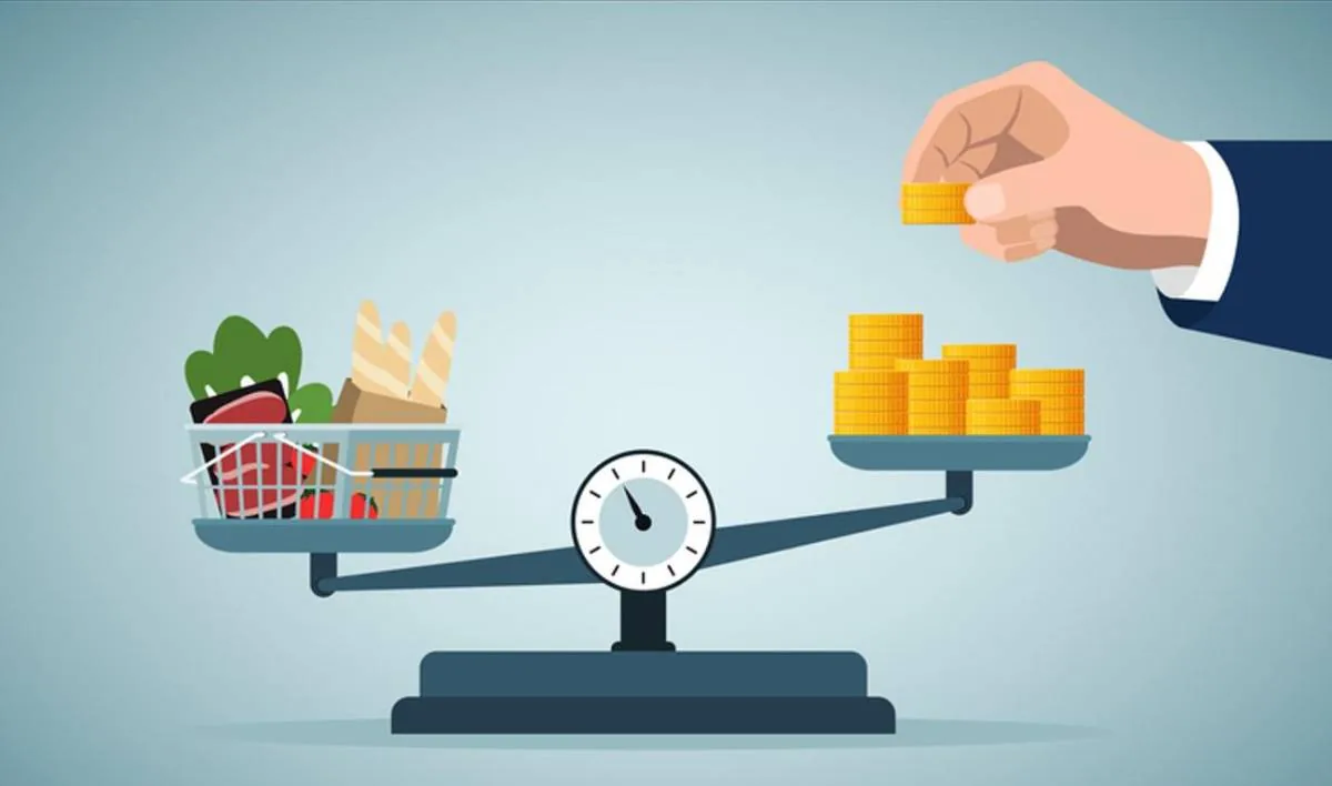Una balanza compara el costo de la compra de alimentos con pilas de monedas de oro, representando el equilibrio entre gastos y ahorros.