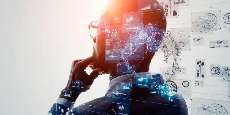 Hombre profesional con gafas, en pose pensativa, rodeado de interfaces digitales con gráficos, datos y conexiones de red. Simboliza análisis de IA y estrategia.