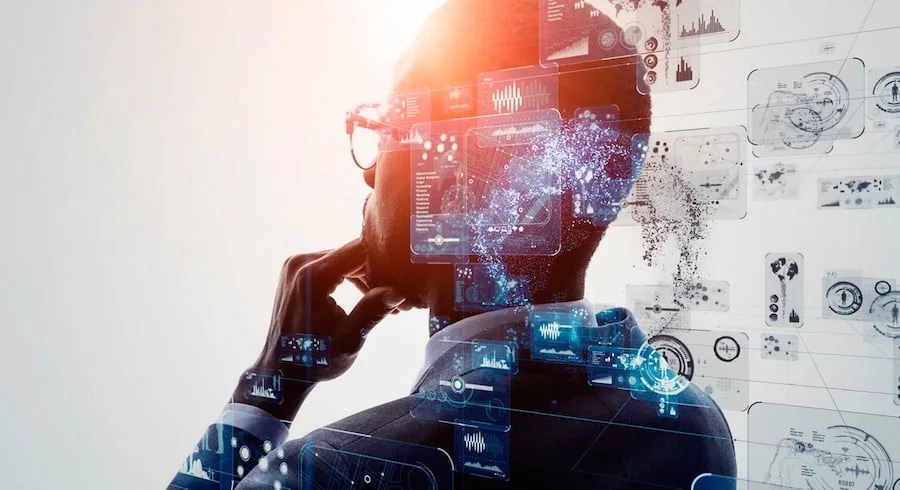 Hombre profesional con gafas, en pose pensativa, rodeado de interfaces digitales con gráficos, datos y conexiones de red. Simboliza análisis de IA y estrategia.