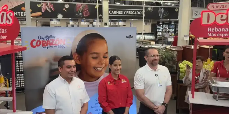 Representantes del Banco de Alimentos de Nicaragua, Cargill y Walmart Nicaragua posan frente al banner de la campaña Un gran corazón se pesa en libras dentro de un supermercado Walmart en Managua