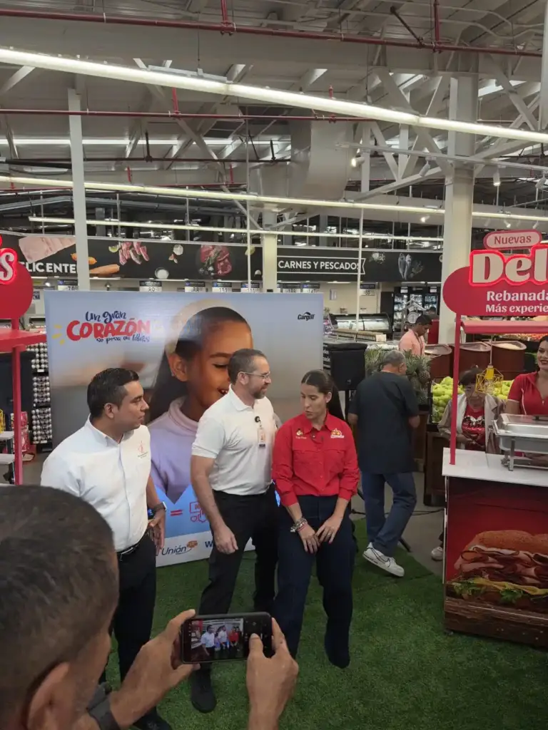 Voceros de Cargill, Walmart Nicaragua y el Banco de Alimentos atienden a la prensa durante el lanzamiento de la campaña solidaria