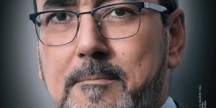 Portada de Forbes Centroamérica con un retrato de Sergio Díaz-Granados, un hombre con gafas y barba, en traje y corbata, mirando al frente. El título principal es 'La Jugada Maestra'.