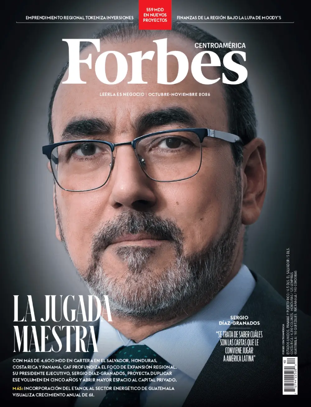 Portada de Forbes Centroamérica con un retrato de Sergio Díaz-Granados, un hombre con gafas y barba, en traje y corbata, mirando al frente. El título principal es 'La Jugada Maestra'.