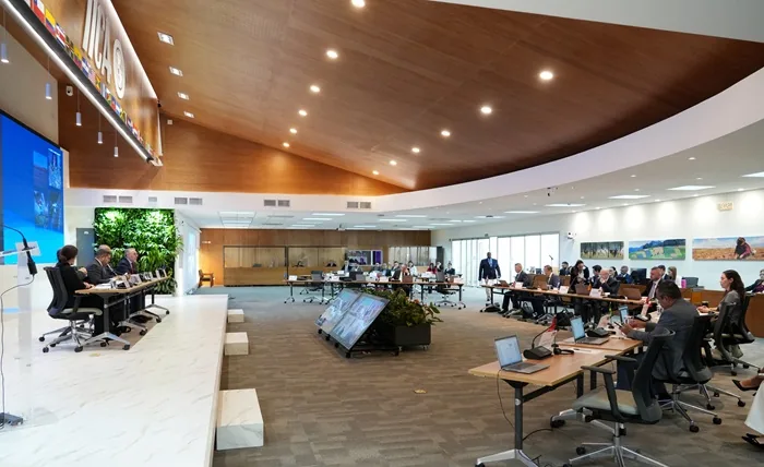 Profesionales reunidos en un amplio auditorio moderno durante una conferencia o evento corporativo.