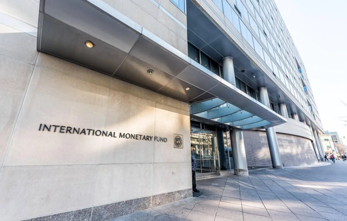 Fachada moderna del edificio del Fondo Monetario Internacional con el nombre grabado en la pared de piedra.