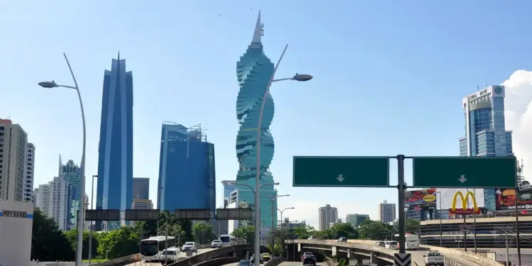 Vista panorámica de rascacielos y autopista con tráfico fluido en el distrito financiero.