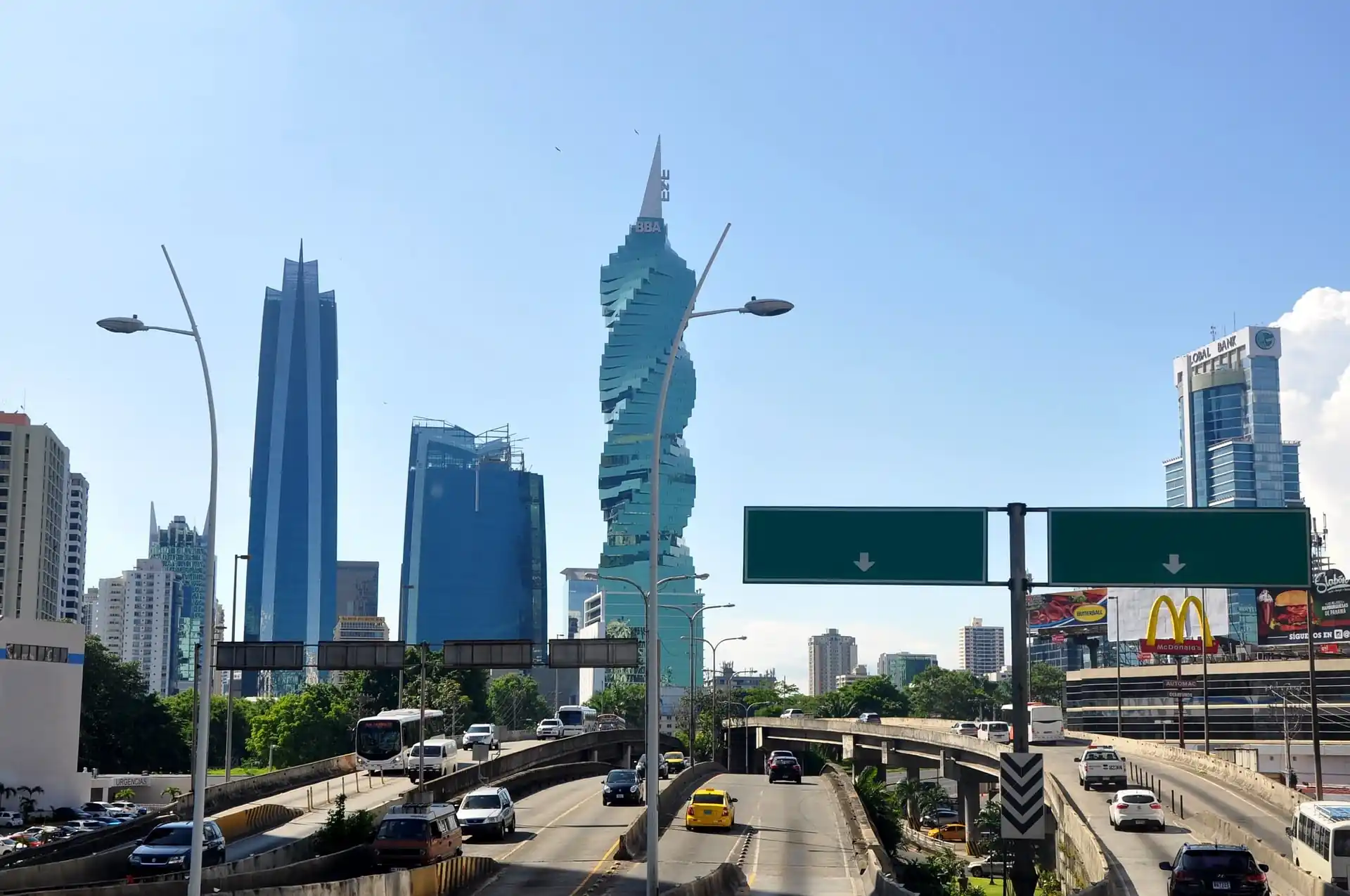 Vista panorámica de rascacielos y autopista con tráfico fluido en el distrito financiero.