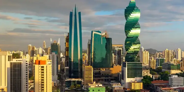 Vista panorámica de un distrito financiero urbano con varios rascacielos de arquitectura moderna y edificios de oficinas.