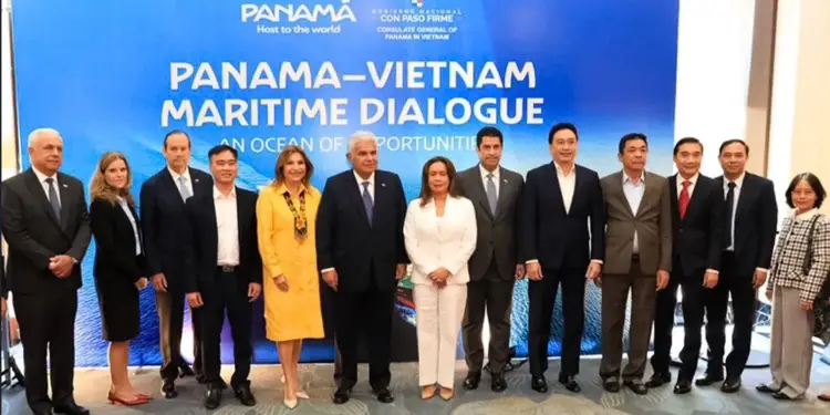 Grupo de personas posando frente a un panel azul que dice Panamá-Vietnam Maritime Dialogue.