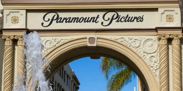 Entrada principal con arco de Paramount Pictures y una fuente en primer plano.