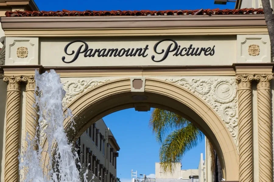 Entrada principal con arco de Paramount Pictures y una fuente en primer plano.