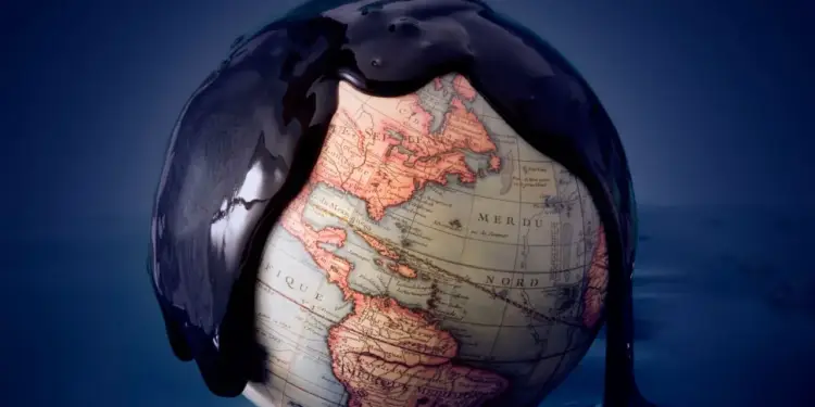 Un globo terráqueo antiguo, mostrando América, cubierto y goteando una sustancia oscura y viscosa, similar al petróleo, sobre un fondo azul oscuro. Simboliza el impacto del crudo.