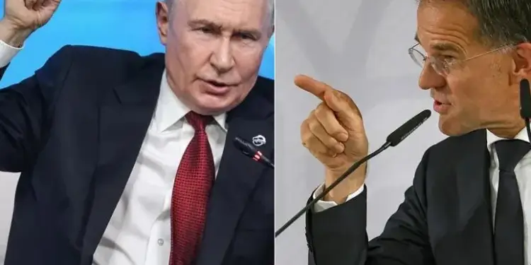 Dos hombres con traje formal gesticulando y hablando durante una conferencia con micrófonos.
