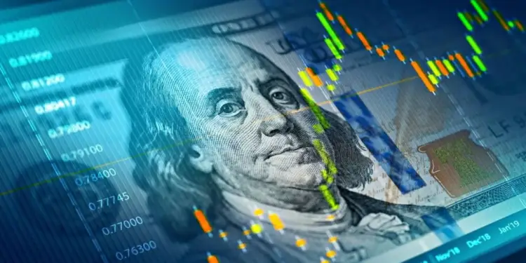 Billete de cien dólares superpuesto con gráficos bursátiles digitales de velas de colores sobre fondo azul.