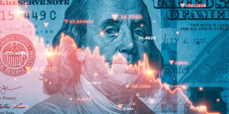 Primer plano de un billete de cien dólares con tonos azules y gráficos de caída en color rojo superpuestos.
