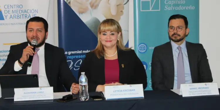 Panel de expertos con Alexander López, Leticia Escobar y Daniel Medrano en un evento de mediación y arbitraje, con logos de CAMARASAL y CEIA.