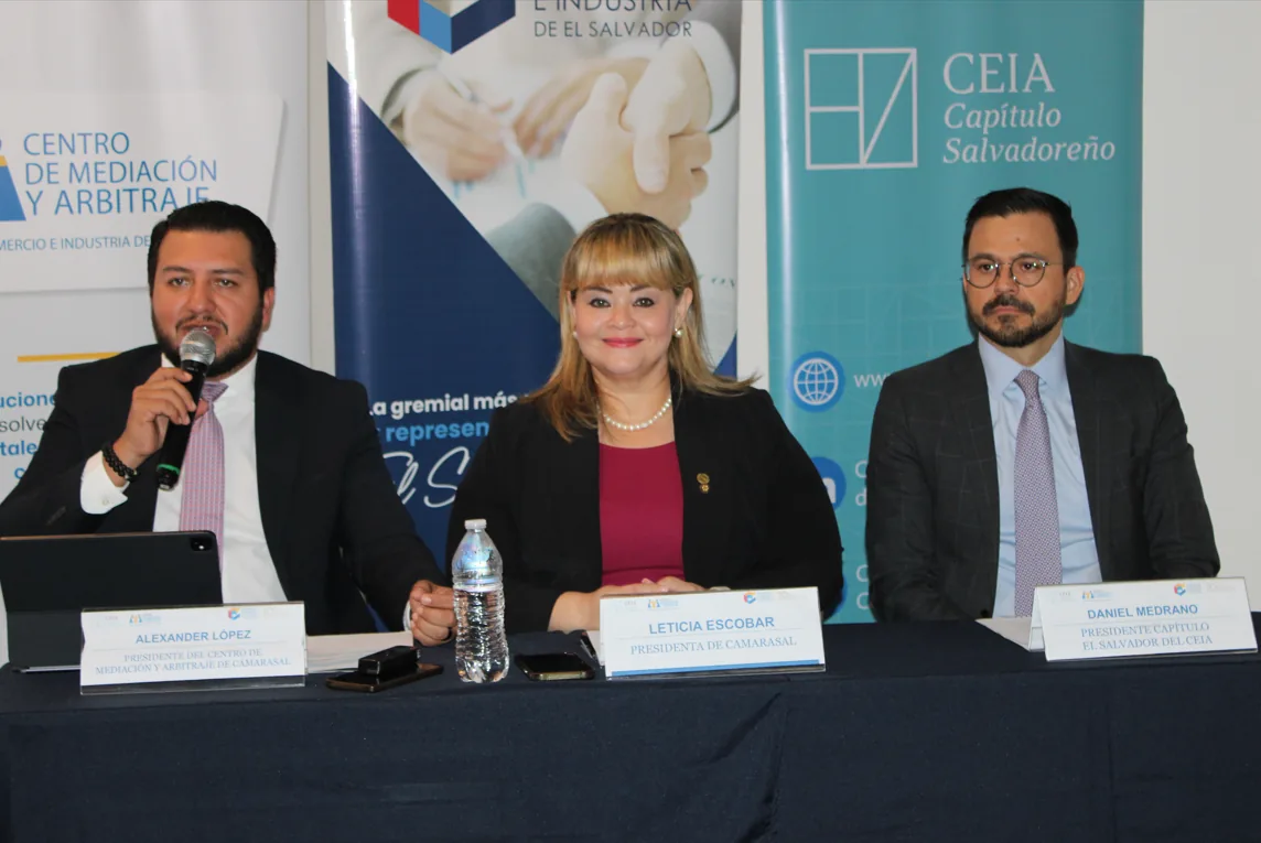 Panel de expertos con Alexander López, Leticia Escobar y Daniel Medrano en un evento de mediación y arbitraje, con logos de CAMARASAL y CEIA.