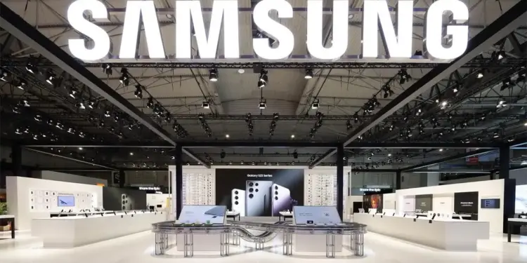 Gran letrero iluminado de la marca Samsung sobre un stand comercial en una feria tecnológica.