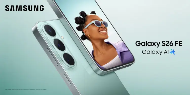Galaxy S26 FE en color menta visto de lado con su cámara triple y en pantalla una mujer sonriente con lentes de sol