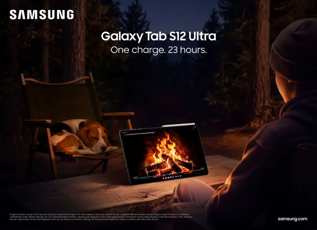 Persona viendo una tablet Samsung en una mesa de madera por la noche en el bosque con un perro durmiendo al fondo.