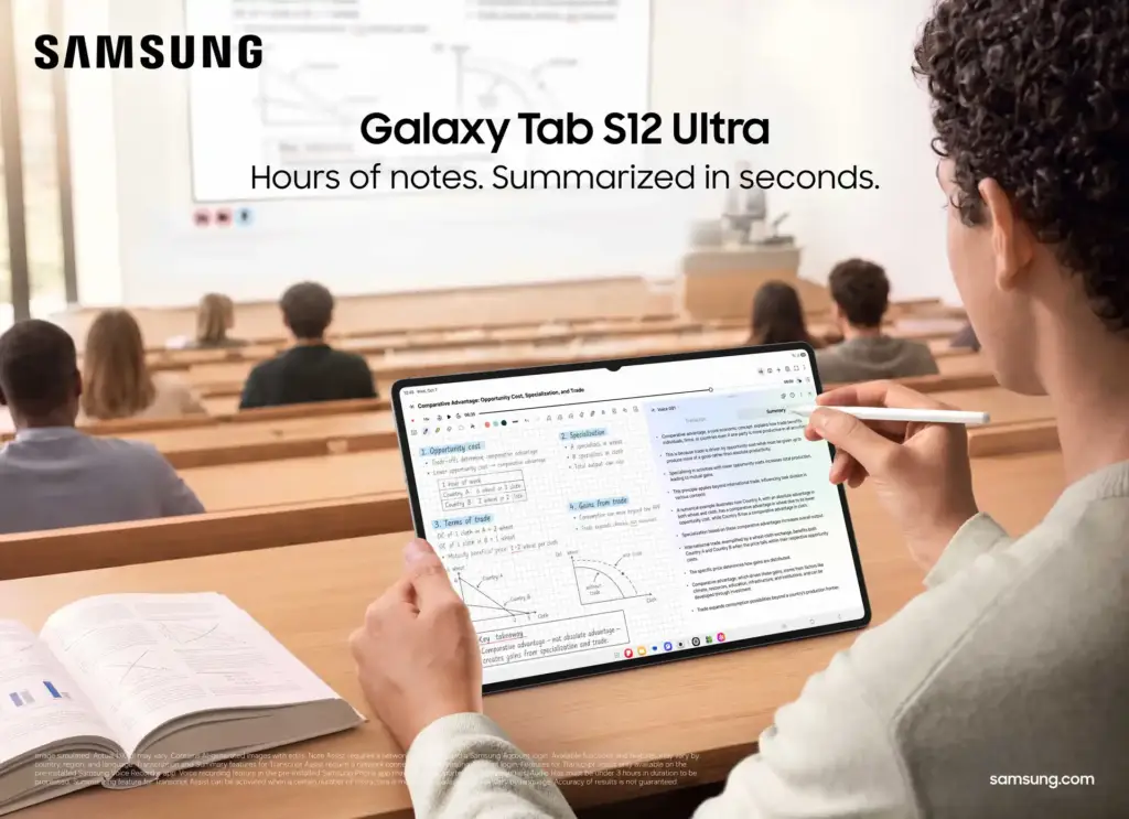Estudiante en un aula tomando notas digitales en una Samsung Galaxy Tab S12 Ultra con un lápiz óptico.