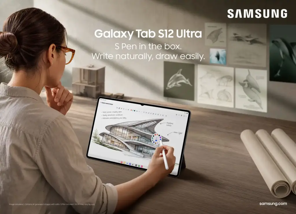 Una mujer con gafas y camisa beige utiliza un lápiz digital en una tableta Samsung para dibujar un diseño arquitectónico.