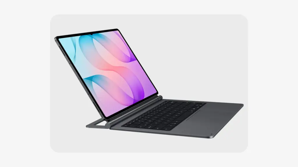Vista en perspectiva de una tablet gris oscura conectada a un teclado magnético sobre fondo claro.