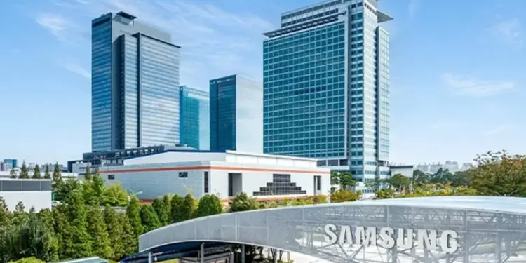 Complejo de edificios corporativos de Samsung con rascacielos de cristal, áreas verdes y señalización de la marca bajo un cielo azul.