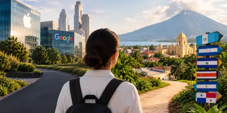 Una persona de espaldas con mochila observa una ciudad con edificios modernos, volcanes y un poste con banderas centroamericanas.