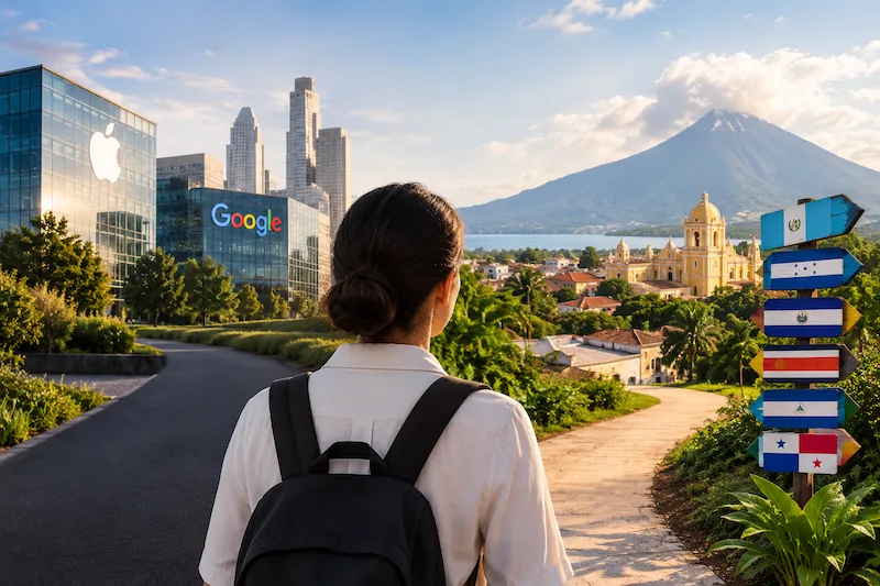 Una persona de espaldas con mochila observa una ciudad con edificios modernos, volcanes y un poste con banderas centroamericanas.