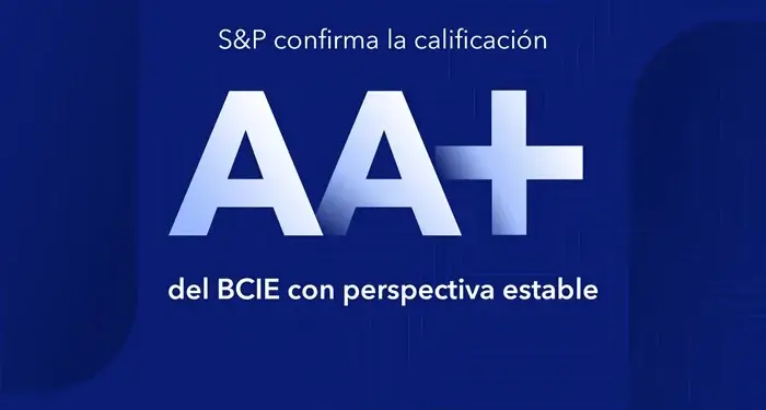 Imagen con fondo azul oscuro que anuncia la calificación AA+ del BCIE con perspectiva estable.