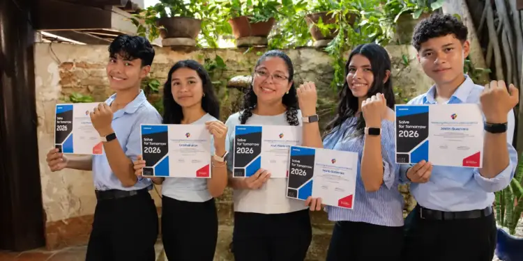 Cinco integrantes del equipo nicaragüense de Solve for Tomorrow 2026 sonríen y muestran sus certificados en un patio con plantas