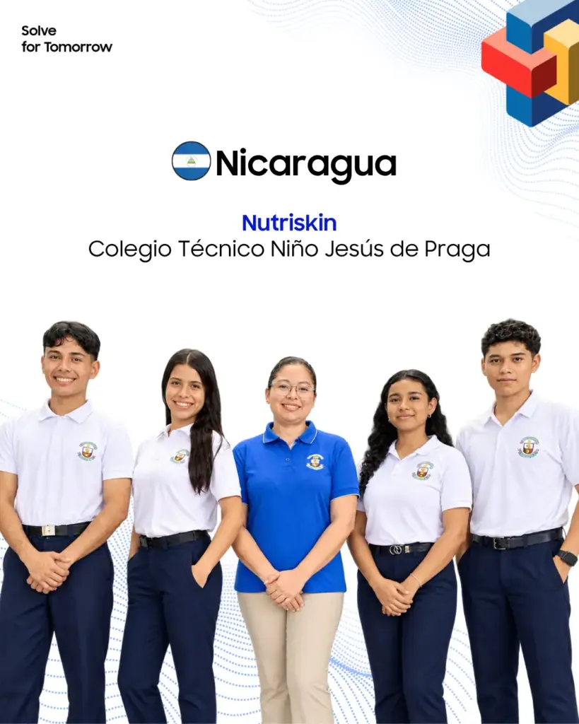 Cuatro estudiantes y su profesora tutora del Colegio Técnico Niño Jesús de Praga posan bajo el rótulo Nicaragua, Nutriskin, de Solve for Tomorrow