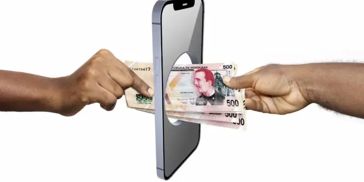 Dos manos pasando billetes de quinientos a través de un teléfono inteligente vertical sobre fondo blanco.