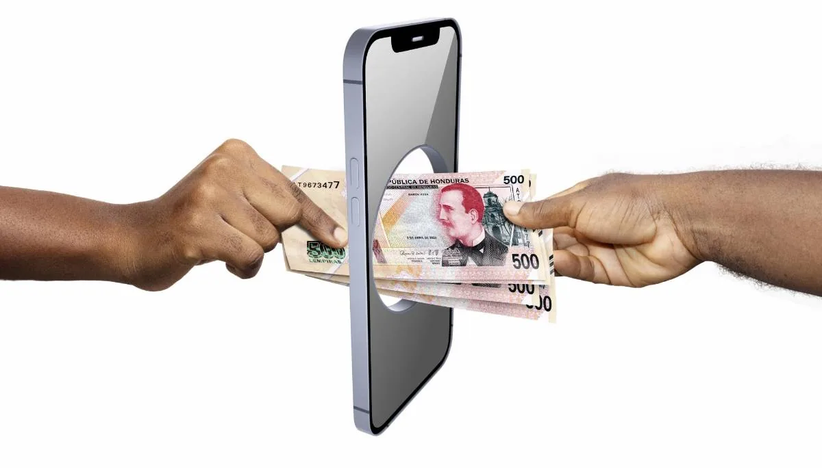 Dos manos pasando billetes de quinientos a través de un teléfono inteligente vertical sobre fondo blanco.