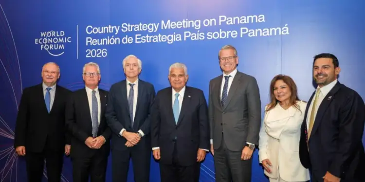 Grupo de líderes posando para una foto frente a un fondo azul con el logo del Foro Económico Mundial y el título 'Country Strategy Meeting on Panama / Reunión de Estrategia País sobre Panamá 2026'.